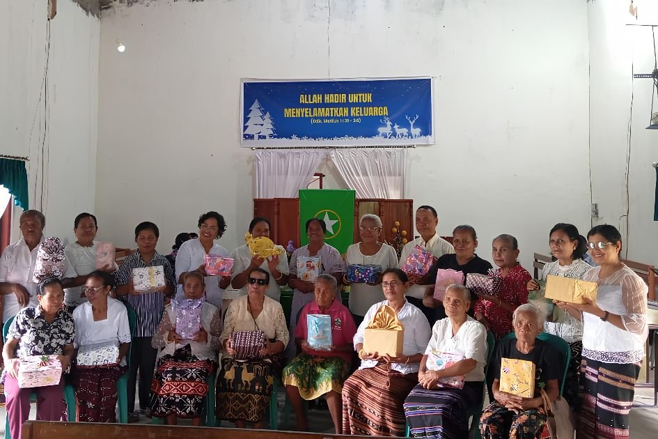 Semangat "Laskar Senja": Lansia Desa Mata Air Rayakan Syukuran Natal Penuh Khidmat di Gereja Marturia Oetete